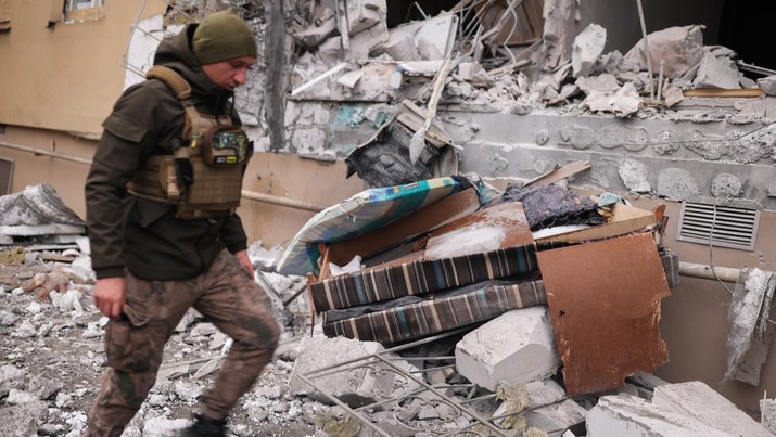 UKRAINE-CRISIS/KHERSON A Ukrainian serviceman walks as he removes a grad rocket in a damaged house after an attack, amid Russia's invasion of Ukraine, in Kherson, Ukraine January 29, 2023. REUTERS/Nacho Doce