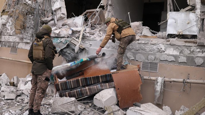 UKRAINE-CRISIS/KHERSON Ukrainian servicemen remove a grad rocket in a damaged house after an attack, amid Russia's invasion of Ukraine, in Kherson, Ukraine January 29, 2023. REUTERS/Nacho Doce