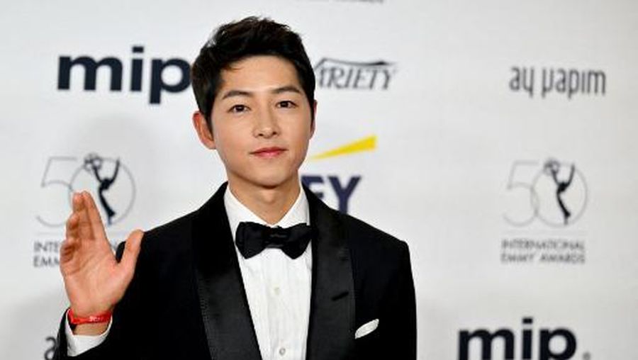South Korean actor Song Joong-ki arrives for the 50th International Emmy Awards at the New York Hilton Hotel in New York City on November 21, 2022. (Photo by ANGELA WEISS / AFP)