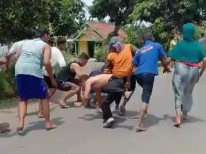 Heboh Gos A yang Hobi dan Senang Sebar Uang di Jalanan