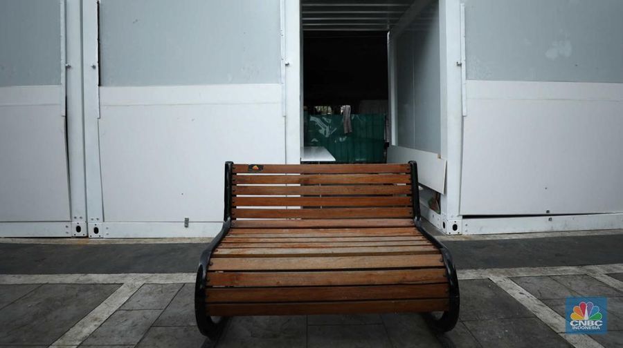 Warga melewati kios pedagang kaki lima di kawasan Tugu Proklamasi, Jakarta, Senin (30/1/2023). Pemerintah menyediakan 92 kios berukuran 2 x 2 meter untuk pedagang kaki lima di kawasan tersebut. (CNBC Indonesia/Tri Susilo)