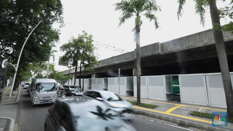 Warga melewati kios pedagang kaki lima di kawasan Tugu Proklamasi, Jakarta, Senin (30/1/2023). Pemerintah menyediakan 92 kios berukuran 2 x 2 meter untuk pedagang kaki lima di kawasan tersebut. (CNBC Indonesia/Tri Susilo)