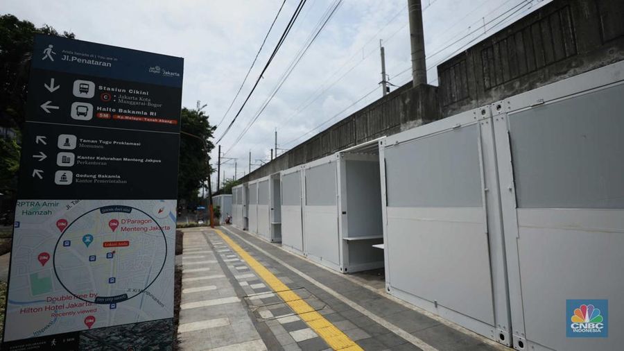 Warga melewati kios pedagang kaki lima di kawasan Tugu Proklamasi, Jakarta, Senin (30/1/2023). Pemerintah menyediakan 92 kios berukuran 2 x 2 meter untuk pedagang kaki lima di kawasan tersebut. (CNBC Indonesia/Tri Susilo)