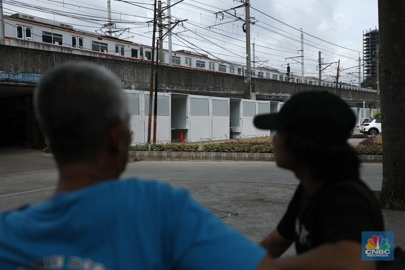 Warga melewati kios pedagang kaki lima di kawasan Tugu Proklamasi, Jakarta, Senin (30/1/2023). Pemerintah menyediakan 92 kios berukuran 2 x 2 meter untuk pedagang kaki lima di kawasan tersebut. (CNBC Indonesia/Tri Susilo)