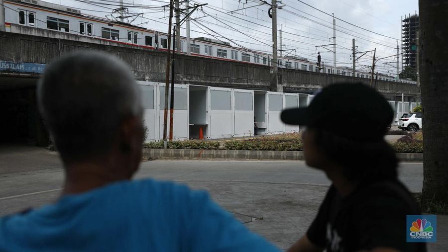 Warga melewati kios pedagang kaki lima di kawasan Tugu Proklamasi, Jakarta, Senin (30/1/2023). Pemerintah menyediakan 92 kios berukuran 2 x 2 meter untuk pedagang kaki lima di kawasan tersebut. (CNBC Indonesia/Tri Susilo)
