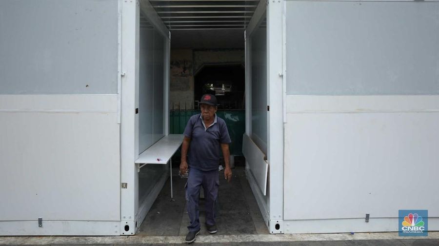 Warga melewati kios pedagang kaki lima di kawasan Tugu Proklamasi, Jakarta, Senin (30/1/2023). Pemerintah menyediakan 92 kios berukuran 2 x 2 meter untuk pedagang kaki lima di kawasan tersebut. (CNBC Indonesia/Tri Susilo)