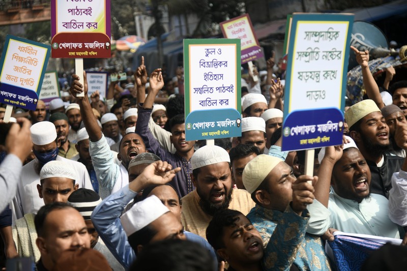 Warga Yaman mengangkat plakat dan salinan Alquran selama protes terhadap pembakaran salinan Alquran oleh seorang politisi Swedia. (dpa/picture alliance via Getty Images)