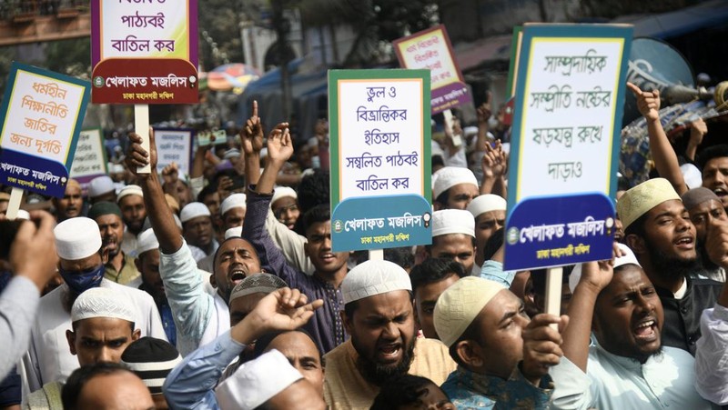 Warga Yaman mengangkat plakat dan salinan Alquran selama protes terhadap pembakaran salinan Alquran oleh seorang politisi Swedia. (dpa/picture alliance via Getty Images)