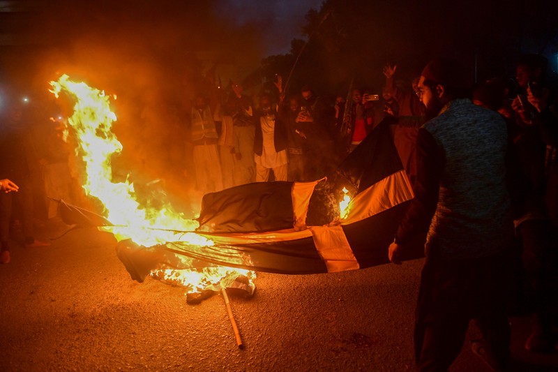 Warga Yaman mengangkat plakat dan salinan Alquran selama protes terhadap pembakaran salinan Alquran oleh seorang politisi Swedia. (dpa/picture alliance via Getty Images) Warga Yaman mengangkat plakat dan salinan Alquran selama protes terhadap pembakaran salinan Alquran oleh seorang politisi Swedia. (dpa/picture alliance via Getty Images)