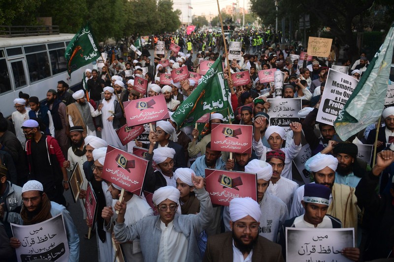 Warga Yaman mengangkat plakat dan salinan Alquran selama protes terhadap pembakaran salinan Alquran oleh seorang politisi Swedia. (dpa/picture alliance via Getty Images) Warga Yaman mengangkat plakat dan salinan Alquran selama protes terhadap pembakaran salinan Alquran oleh seorang politisi Swedia. (dpa/picture alliance via Getty Images)