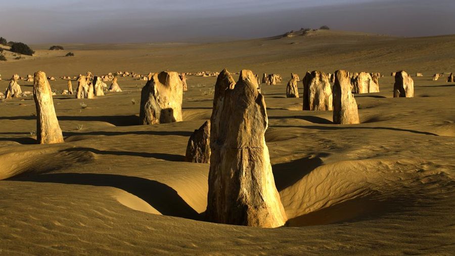 Australia Barat - Taman Nasional Nambung - formasi batu kapur, disebut Pinnacles, saat senja. (Photo by Mayall/ullstein bild via Getty Images - Dok. File)