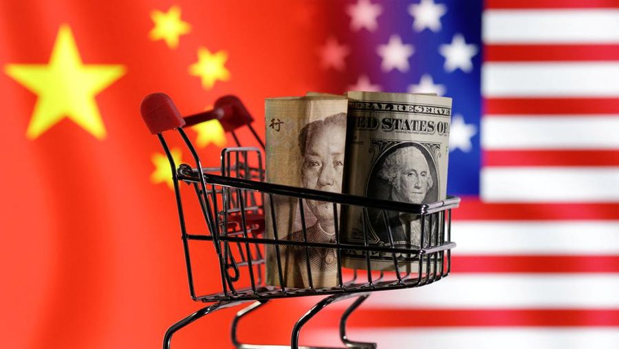 Dolar AS Yuan Shopping cart with Dollar and Yuan banknotes are seen in front of U.S. and Chinese flag displayed in this illustration taken January 30, 2023. REUTERS/Dado Ruvic/Illustration