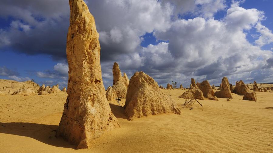 Formasi batugamping di Gurun Pinnacles di Taman Nasional Nambung, Australia pada tahun 2010. (JOUAN/RIUS/Gamma-Rapho via Getty Images - Dok. File)