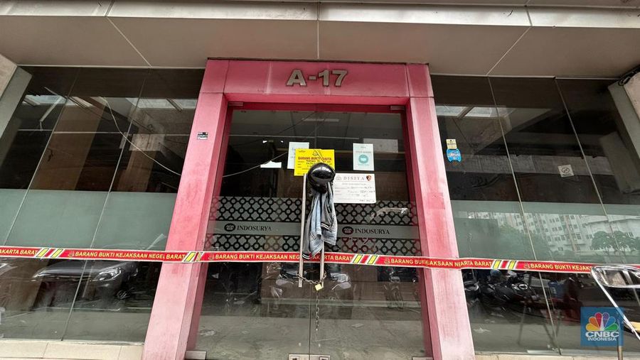 Kantor Pusat Indosurya di Segel. (CNBC Indonesia/Zefanya Aprilia)