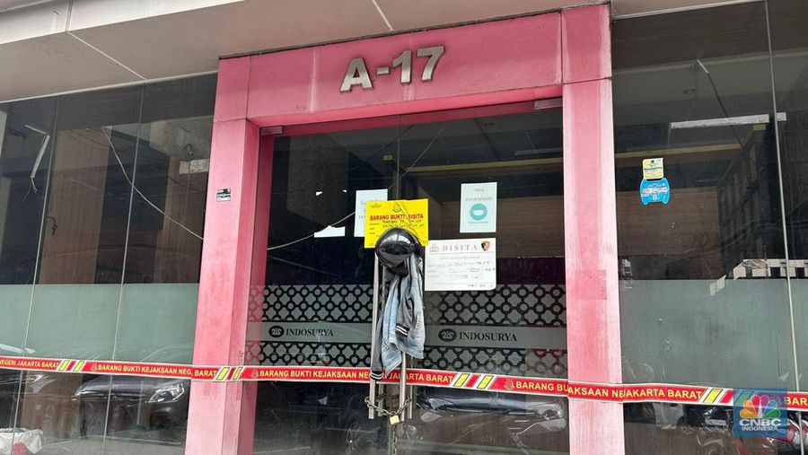 Kantor Pusat Indosurya di Segel. (CNBC Indonesia/Zefanya Aprilia)