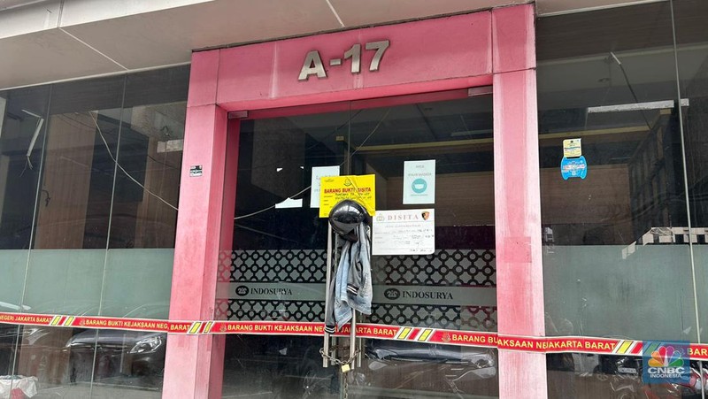 Kantor Pusat Indosurya di Segel. (CNBC Indonesia/Zefanya Aprilia)