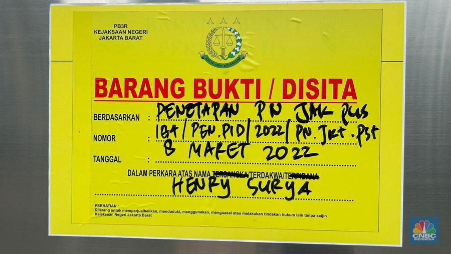 Kantor Pusat Indosurya di Segel. (CNBC Indonesia/Zefanya Aprilia)