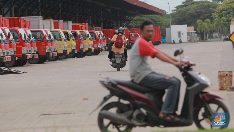 Kurir JDid melintas di depan gudang JDid,Marunda, Jakarta, (31/1/2023). Pantauan CNBC Indonesia di lokasi terlihat sejumlah kurir menaiki barang pesanan ke mobil. (CNBC Indonesia/ Muhammad Sabki)