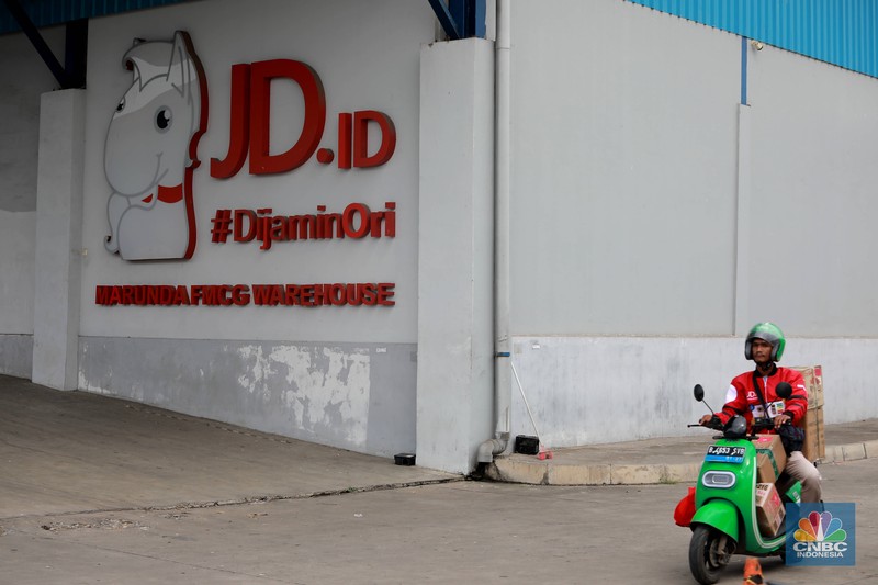 Kurir JDid melintas di depan gudang JDid,Marunda, Jakarta, (31/1/2023). Kurir JDid melintas di depan gudang JDid,Marunda, Jakarta, (31/1/2023). Pantauan CNBC Indonesia di lokasi terlihat sejumlah kurir menaiki barang pesanan ke mobil. (CNBC Indonesia/ Muhammad Sabki)