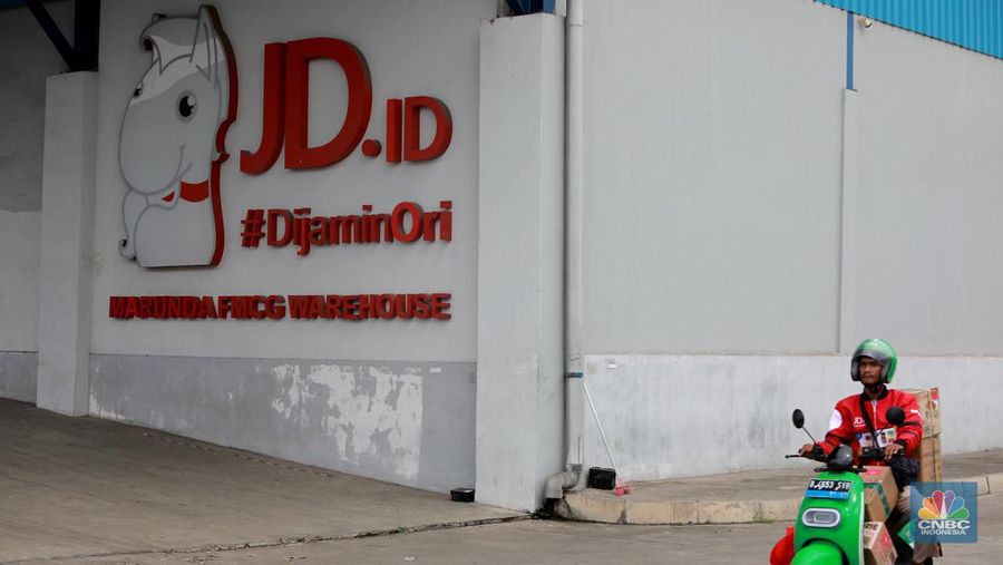 Kurir JDid melintas di depan gudang JDid,Marunda, Jakarta, (31/1/2023). Pantauan CNBC Indonesia di lokasi terlihat sejumlah kurir menaiki barang pesanan ke mobil. (CNBC Indonesia/ Muhammad Sabki)