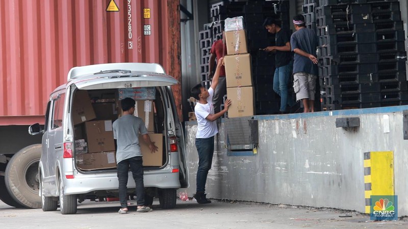 Kurir JDid melintas di depan gudang JDid,Marunda, Jakarta, (31/1/2023). Pantauan CNBC Indonesia di lokasi terlihat sejumlah kurir menaiki barang pesanan ke mobil. (CNBC Indonesia/ Muhammad Sabki)