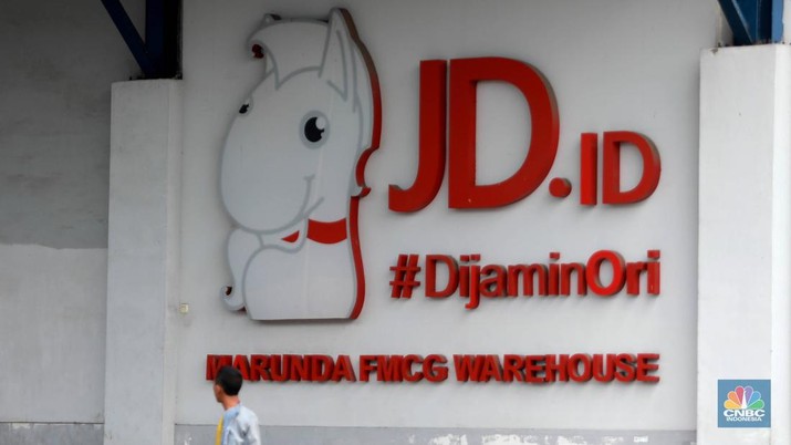 Kurir JDid melintas di depan gudang JDid,Marunda, Jakarta, (31/1/2023). Pantauan CNBC Indonesia di lokasi terlihat sejumlah kurir menaiki barang pesanan ke mobil. (CNBC Indonesia/ Muhammad Sabki)