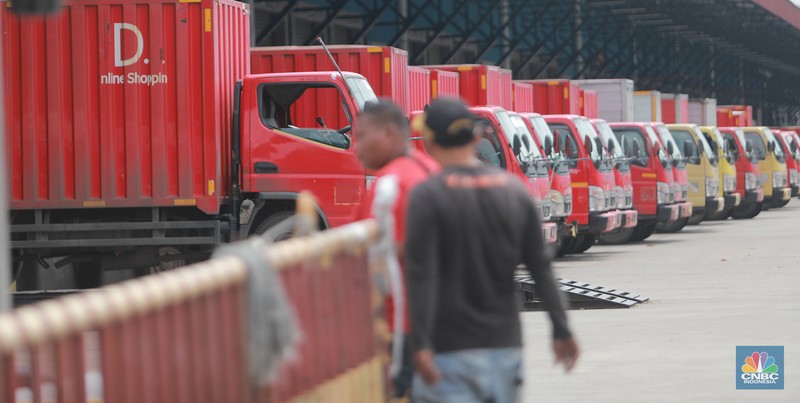 Kurir JDid melintas di depan gudang JDid,Marunda, Jakarta, (31/1/2023). Pantauan CNBC Indonesia di lokasi terlihat sejumlah kurir menaiki barang pesanan ke mobil. (CNBC Indonesia/ Muhammad Sabki)