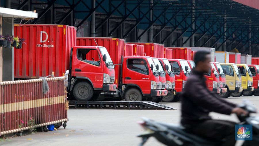 Kurir JDid melintas di depan gudang JDid,Marunda, Jakarta, (31/1/2023). Pantauan CNBC Indonesia di lokasi terlihat sejumlah kurir menaiki barang pesanan ke mobil. (CNBC Indonesia/ Muhammad Sabki)