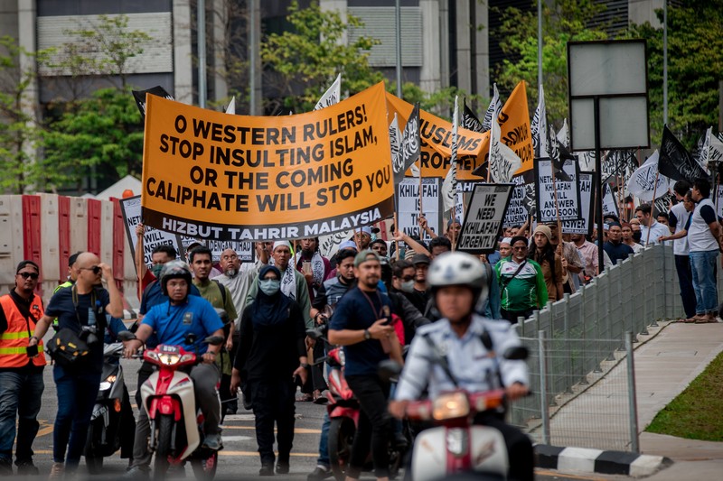 Warga Yaman mengangkat plakat dan salinan Alquran selama protes terhadap pembakaran salinan Alquran oleh seorang politisi Swedia. (dpa/picture alliance via Getty Images) Warga Yaman mengangkat plakat dan salinan Alquran selama protes terhadap pembakaran salinan Alquran oleh seorang politisi Swedia. (dpa/picture alliance via Getty Images)