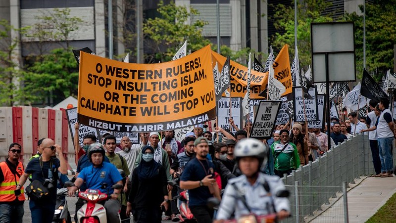 Warga Yaman mengangkat plakat dan salinan Alquran selama protes terhadap pembakaran salinan Alquran oleh seorang politisi Swedia. (dpa/picture alliance via Getty Images)
