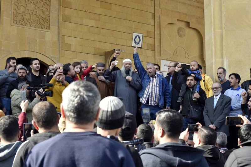 Warga Yaman mengangkat plakat dan salinan Alquran selama protes terhadap pembakaran salinan Alquran oleh seorang politisi Swedia. (dpa/picture alliance via Getty Images)