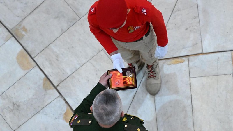 TOPSHOT - Para remaja Rusia menghadiri upacara untuk bergabung dengan gerakan kadet Tentara Pemuda patriotik di aula utama Museum Pertempuran Stalingrad di kota Volgograd, Rusia selatan, pada 25 Januari 2023. (KIRILL KUDRYAVTSEV/AFP via Getty Images)