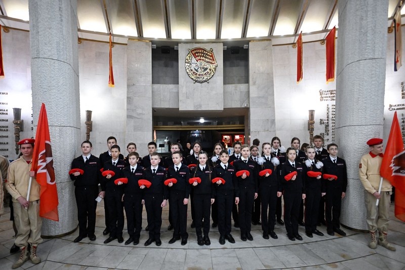 Para remaja Rusia menghadiri upacara untuk bergabung dengan gerakan kadet Tentara Pemuda patriotik di aula utama Museum Pertempuran Stalingrad di kota Volgograd, Rusia selatan, pada 25 Januari 2023. TOPSHOT - Para remaja Rusia menghadiri upacara untuk bergabung dengan gerakan kadet Tentara Pemuda patriotik di aula utama Museum Pertempuran Stalingrad di kota Volgograd, Rusia selatan, pada 25 Januari 2023. (KIRILL KUDRYAVTSEV/AFP via Getty Images)