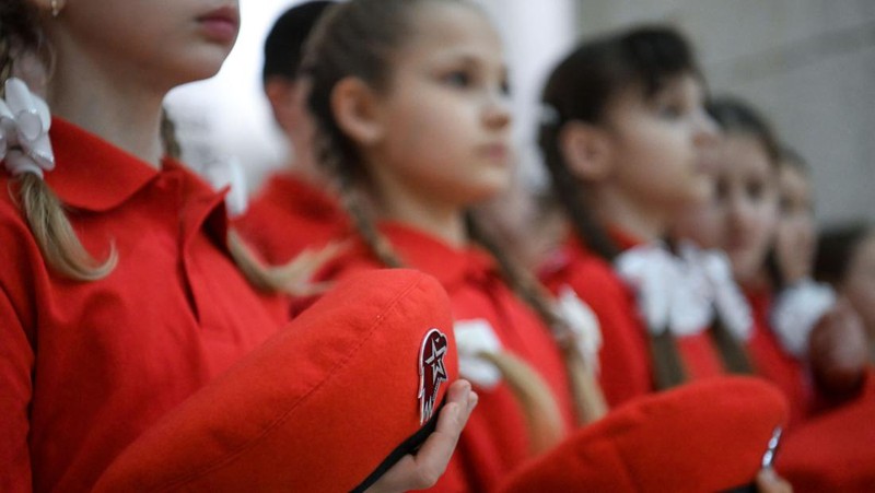TOPSHOT - Para remaja Rusia menghadiri upacara untuk bergabung dengan gerakan kadet Tentara Pemuda patriotik di aula utama Museum Pertempuran Stalingrad di kota Volgograd, Rusia selatan, pada 25 Januari 2023. (KIRILL KUDRYAVTSEV/AFP via Getty Images)