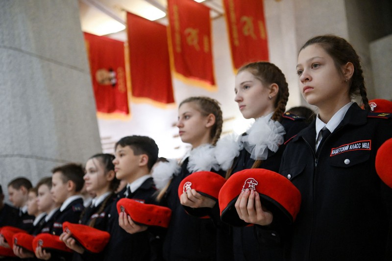 Para remaja Rusia menghadiri upacara untuk bergabung dengan gerakan kadet Tentara Pemuda patriotik di aula utama Museum Pertempuran Stalingrad di kota Volgograd, Rusia selatan, pada 25 Januari 2023. TOPSHOT - Para remaja Rusia menghadiri upacara untuk bergabung dengan gerakan kadet Tentara Pemuda patriotik di aula utama Museum Pertempuran Stalingrad di kota Volgograd, Rusia selatan, pada 25 Januari 2023. (KIRILL KUDRYAVTSEV/AFP via Getty Images)