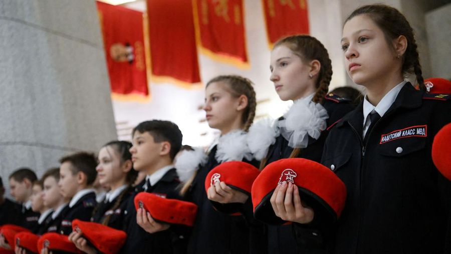 TOPSHOT - Para remaja Rusia menghadiri upacara untuk bergabung dengan gerakan kadet Tentara Pemuda patriotik di aula utama Museum Pertempuran Stalingrad di kota Volgograd, Rusia selatan, pada 25 Januari 2023. (KIRILL KUDRYAVTSEV/AFP via Getty Images)