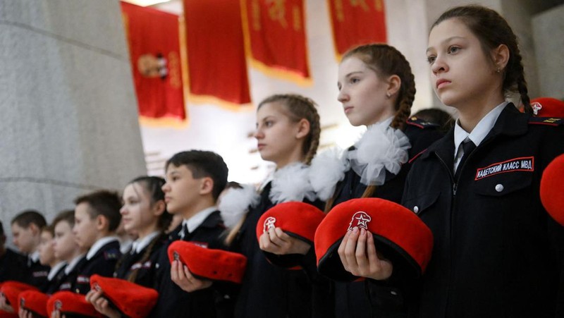 TOPSHOT - Para remaja Rusia menghadiri upacara untuk bergabung dengan gerakan kadet Tentara Pemuda patriotik di aula utama Museum Pertempuran Stalingrad di kota Volgograd, Rusia selatan, pada 25 Januari 2023. (KIRILL KUDRYAVTSEV/AFP via Getty Images)