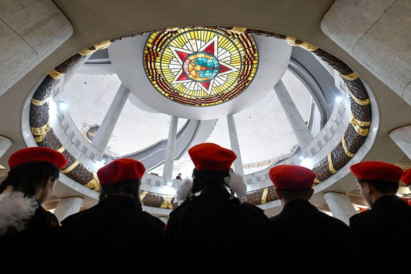TOPSHOT - Para remaja Rusia menghadiri upacara untuk bergabung dengan gerakan kadet Tentara Pemuda patriotik di aula utama Museum Pertempuran Stalingrad di kota Volgograd, Rusia selatan, pada 25 Januari 2023. (KIRILL KUDRYAVTSEV/AFP via Getty Images)