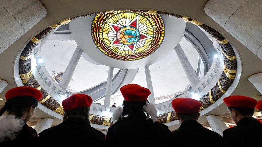 TOPSHOT - Para remaja Rusia menghadiri upacara untuk bergabung dengan gerakan kadet Tentara Pemuda patriotik di aula utama Museum Pertempuran Stalingrad di kota Volgograd, Rusia selatan, pada 25 Januari 2023. (KIRILL KUDRYAVTSEV/AFP via Getty Images)