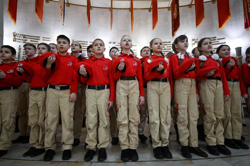 Para remaja Rusia menghadiri upacara untuk bergabung dengan gerakan kadet Tentara Pemuda patriotik di aula utama Museum Pertempuran Stalingrad di kota Volgograd, Rusia selatan, pada 25 Januari 2023. TOPSHOT - Para remaja Rusia menghadiri upacara untuk bergabung dengan gerakan kadet Tentara Pemuda patriotik di aula utama Museum Pertempuran Stalingrad di kota Volgograd, Rusia selatan, pada 25 Januari 2023. (KIRILL KUDRYAVTSEV/AFP via Getty Images)