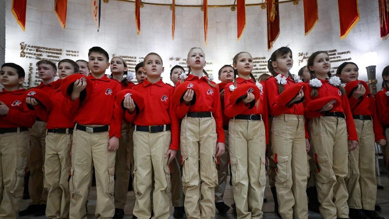 TOPSHOT - Para remaja Rusia menghadiri upacara untuk bergabung dengan gerakan kadet Tentara Pemuda patriotik di aula utama Museum Pertempuran Stalingrad di kota Volgograd, Rusia selatan, pada 25 Januari 2023. (KIRILL KUDRYAVTSEV/AFP via Getty Images)