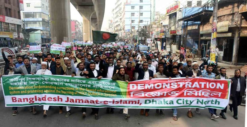 Warga Yaman mengangkat plakat dan salinan Alquran selama protes terhadap pembakaran salinan Alquran oleh seorang politisi Swedia. (dpa/picture alliance via Getty Images) Warga Yaman mengangkat plakat dan salinan Alquran selama protes terhadap pembakaran salinan Alquran oleh seorang politisi Swedia. (dpa/picture alliance via Getty Images)