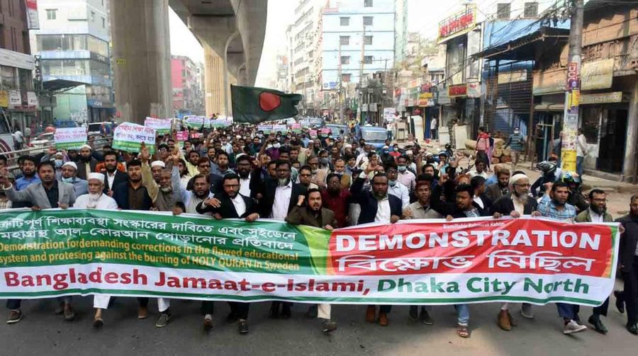 Warga Yaman mengangkat plakat dan salinan Alquran selama protes terhadap pembakaran salinan Alquran oleh seorang politisi Swedia. (dpa/picture alliance via Getty Images)