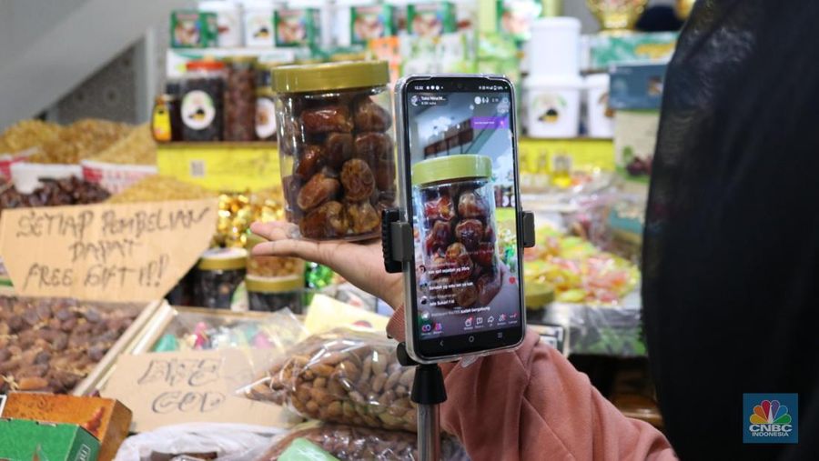Pedagang di Thamrin City. (CNBC Indonesia/Rindi Salsabilla)