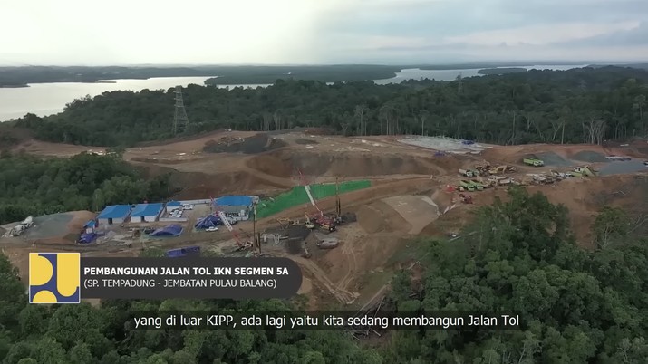Pemerintah melalui Kementerian Pekerjaan Umum dan Perumahan Rakyat (PUPR) telah memulai pembangunan Ibu Kota Negara (IKN) Nusantara. Hingga awal tahun 2023, progres pembangunan telah mencapai 12 persen. Pemerintah melalui Kementerian Pekerjaan Umum dan Perumahan Rakyat (PUPR) telah memulai pembangunan Ibu Kota Negara (IKN) Nusantara. Hingga awal tahun 2023, progres pembangunan telah mencapai 12 persen. (Tangkapan Layar Youtube Sekretariat Kabinet RI)