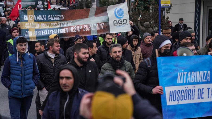 Warga Yaman mengangkat plakat dan salinan Alquran selama protes terhadap pembakaran salinan Alquran oleh seorang politisi Swedia. (dpa/picture alliance via Getty Images)