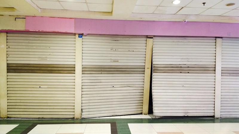 Suasana lorong kios-kios kosong tanpa pemilik di Mall Central Business District (CBD) Ciledug, kota Tangerang, Selasa (31/1/2023).  (CNBC Indonesia/Tri Susilo)