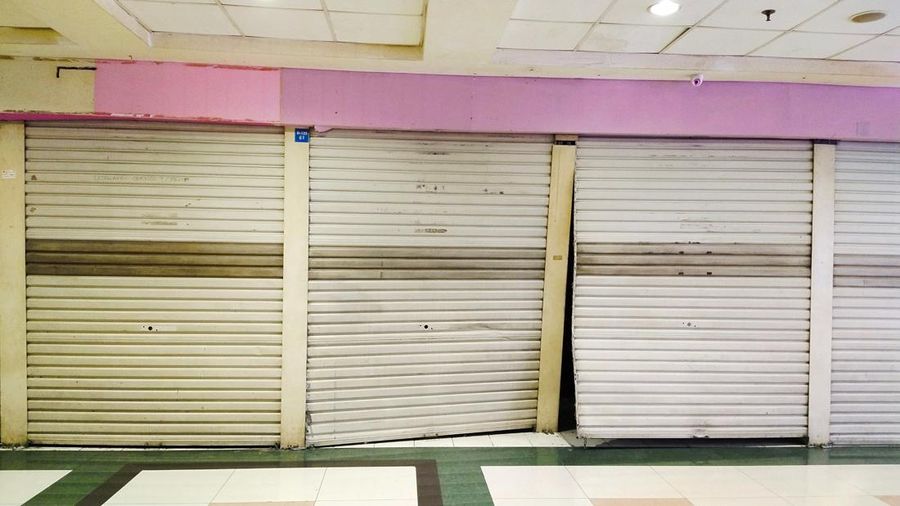 Suasana lorong kios-kios kosong tanpa pemilik di Mall Central Business District (CBD) Ciledug, kota Tangerang, Selasa (31/1/2023).  (CNBC Indonesia/Tri Susilo)