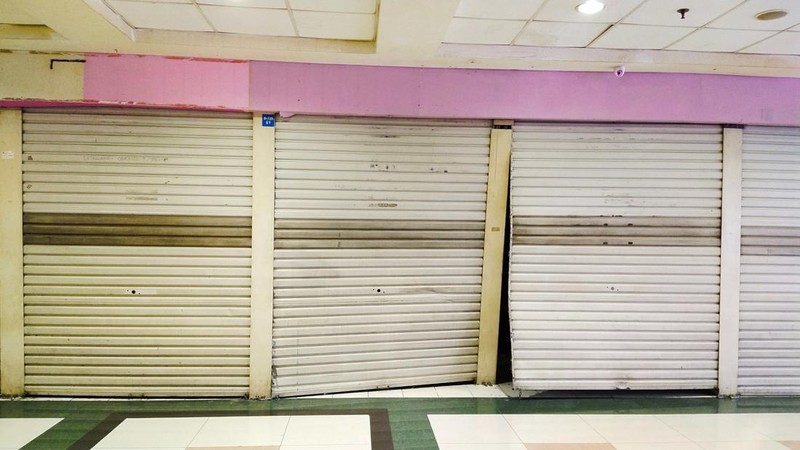 Suasana lorong kios-kios kosong tanpa pemilik di Mall Central Business District (CBD) Ciledug, kota Tangerang, Selasa (31/1/2023).  (CNBC Indonesia/Tri Susilo)