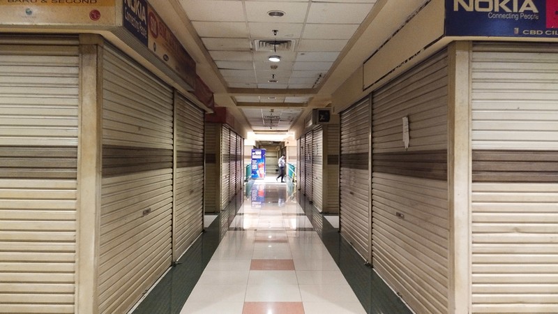 Suasana lorong kios-kios kosong tanpa pemilik di Mall Central Business District (CBD) Ciledug, kota Tangerang, Selasa (31/1/2023). (CNBC Indonesia/Tri Susilo) Suasana lorong kios-kios kosong tanpa pemilik di Mall Central Business District (CBD) Ciledug, kota Tangerang, Selasa (31/1/2023). (CNBC Indonesia/Tri Susilo)